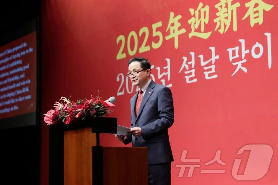본문 이미지 - 다이빙 주한중국대사가 21일 서울에서 대사관 신년 및 대사 취임 리셉션에 참석해 연설 중인 모습. 2025.01.22.&#40;주한중국대사관 갈무리&#41; 