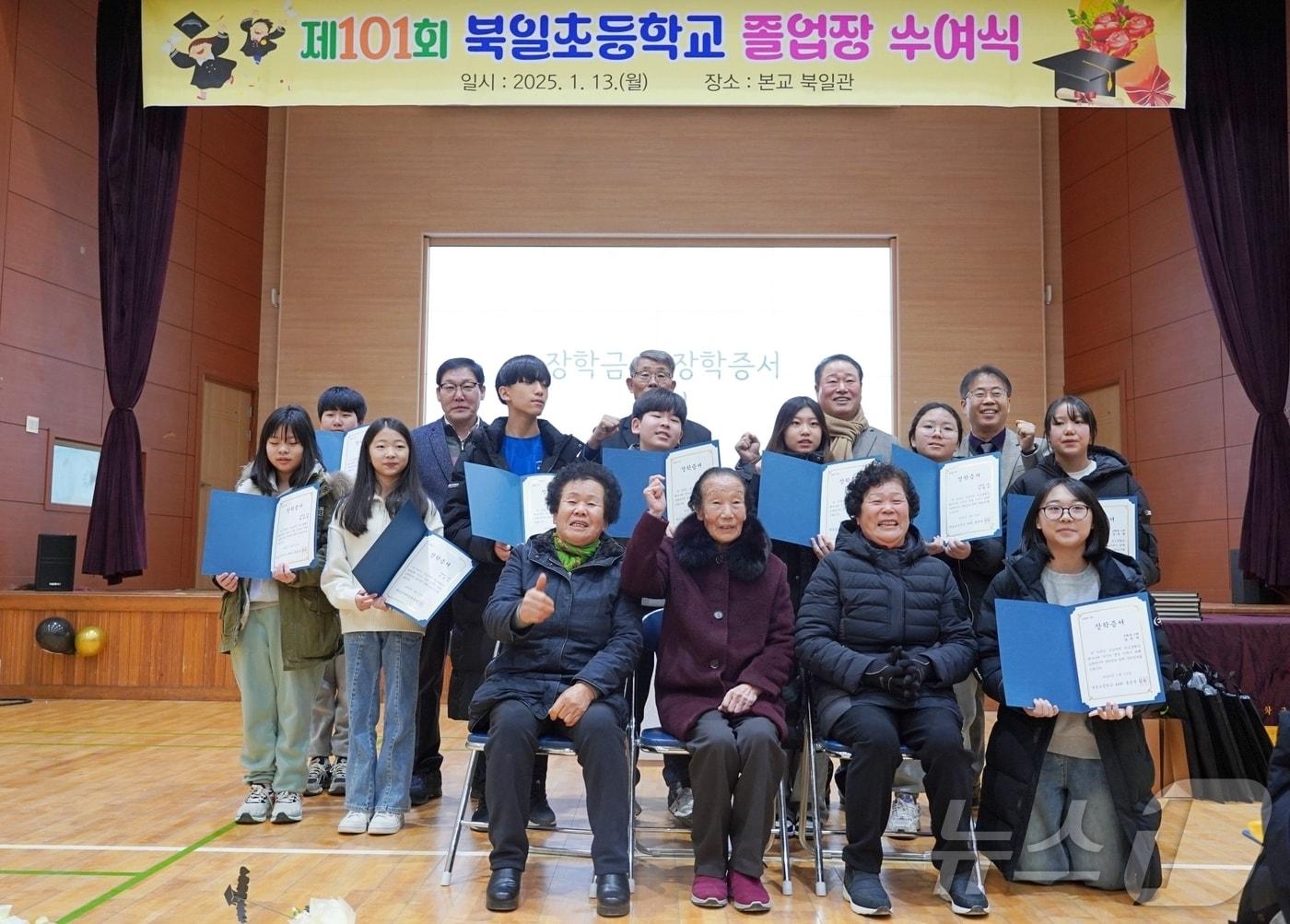 본문 이미지 - 해남군 북일초 졸업식. 앞줄 왼쪽부터 최원심, 이귀례, 오향희 할머니 (해남군 제공)/뉴스1 