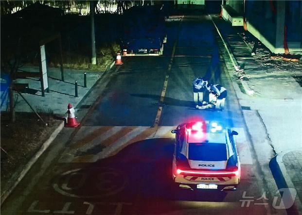 본문 이미지 - 지난 19일 오창 스포츠센터 앞 도로에서 경찰이 주취자를 구조하고 있다.(청주시 제공).2025.1.22/뉴스1