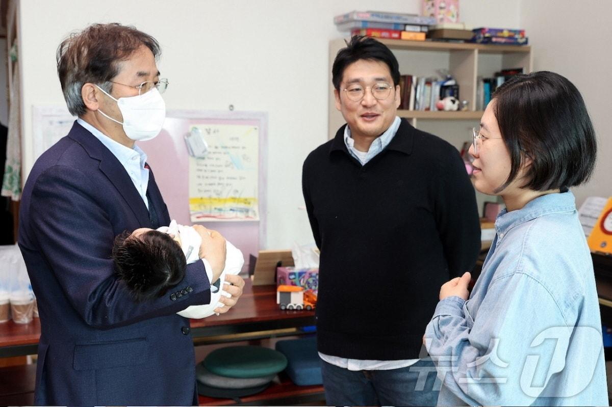 본문 이미지 - 22일 이동환 고양시장이 7번째 자녀를 출산한 가정을 방문해 부무들에게 축하 인사를 하고 있다. (고양시 제공)