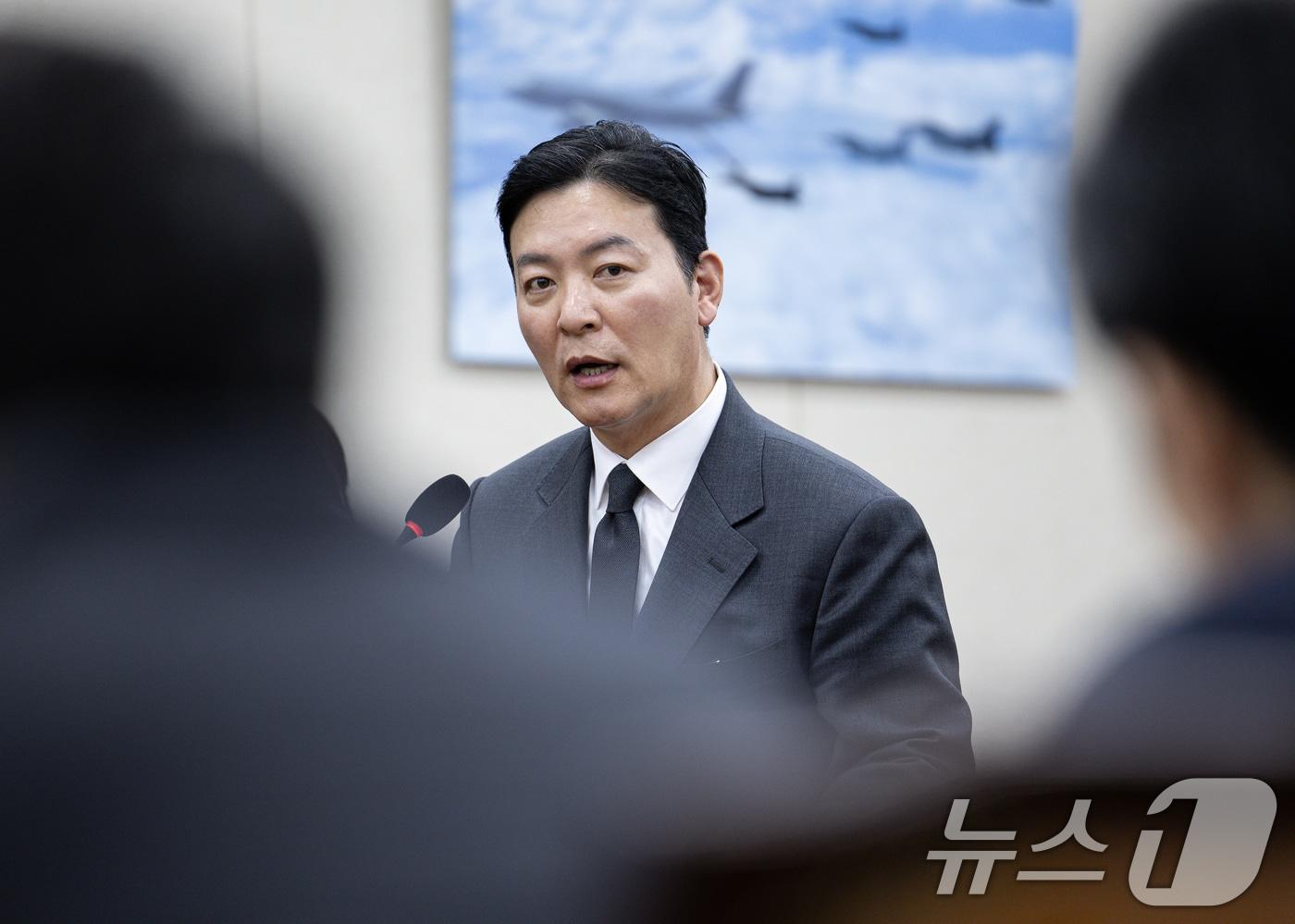 김성훈 대통령경호처 차장이 22일 오후 서울 여의도 국회에서 열린 윤석열 정부의 비상계엄 선포를 통한 내란 혐의 진상규명 국정조사 1차 청문회에서 의원 질의에 답변하고 있다. 2025.1.22/뉴스1 ⓒ News1 이재명 기자