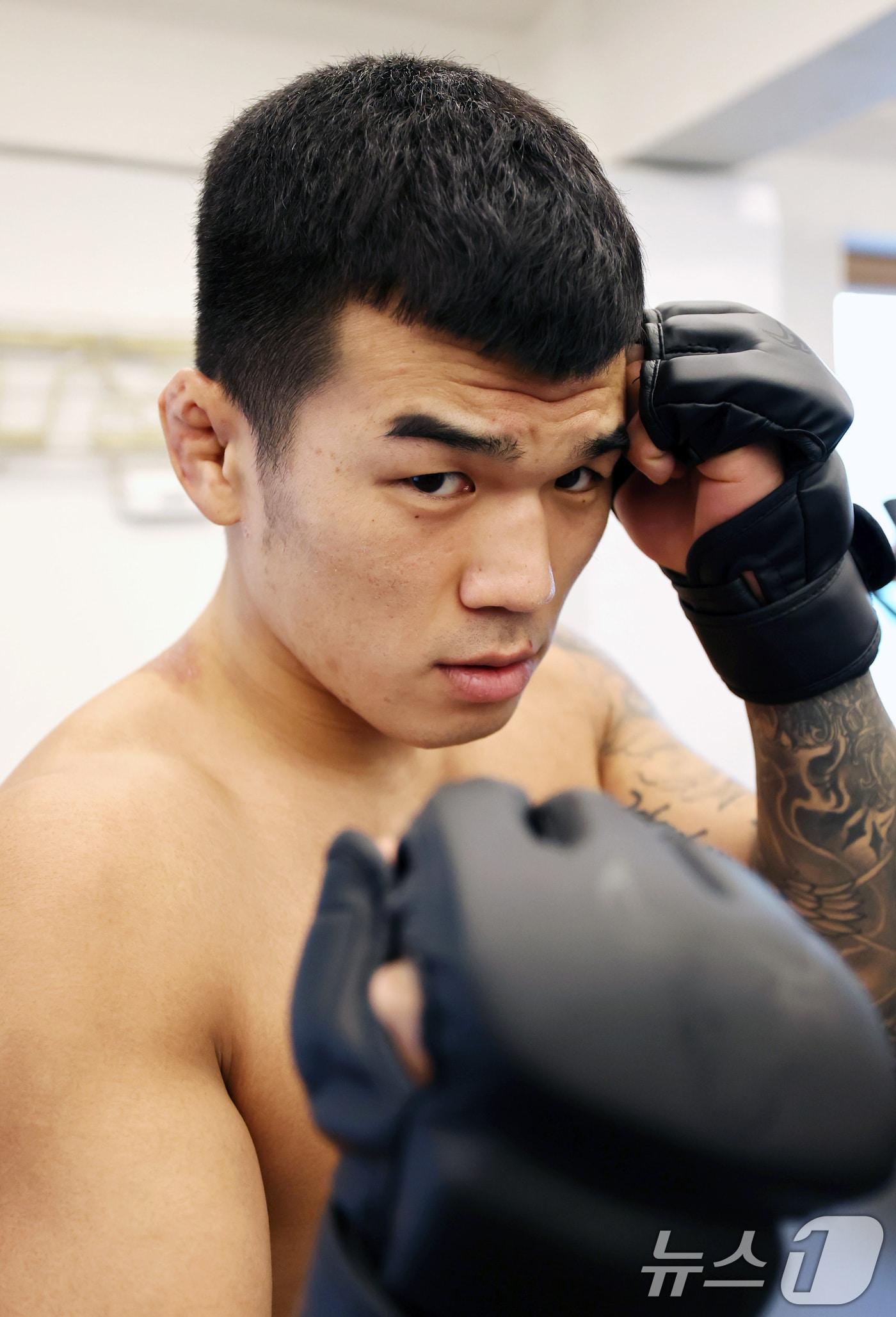 본문 이미지 - UFC 진출 22호 한국인 파이터 고석현 선수가 22일 오후 서울 강남구 하바스 mma에서 뉴스1과 인터뷰에 앞서 포즈를 취하고 있다. 2025.1.22/뉴스1 ⓒ News1 임세영 기자