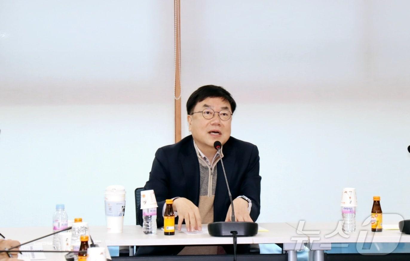 본문 이미지 - 국회 국토교통위원회 소속 서범수 국민의힘 의원(울산 울주군)은 22일 범서읍 주민센터에서 국도14호선 확장공사와 관련해 유관기관 대책회의를 개최했다.(서범수 의원실 제공)