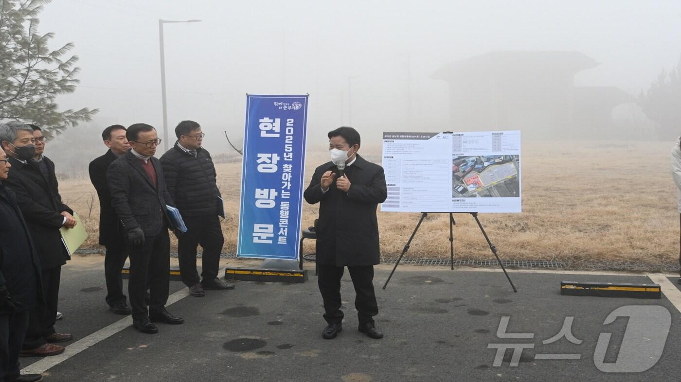박정현 부여군수가 실버홈 사업에 대해 설명하고 있다. (부여군 제공)/뉴스1