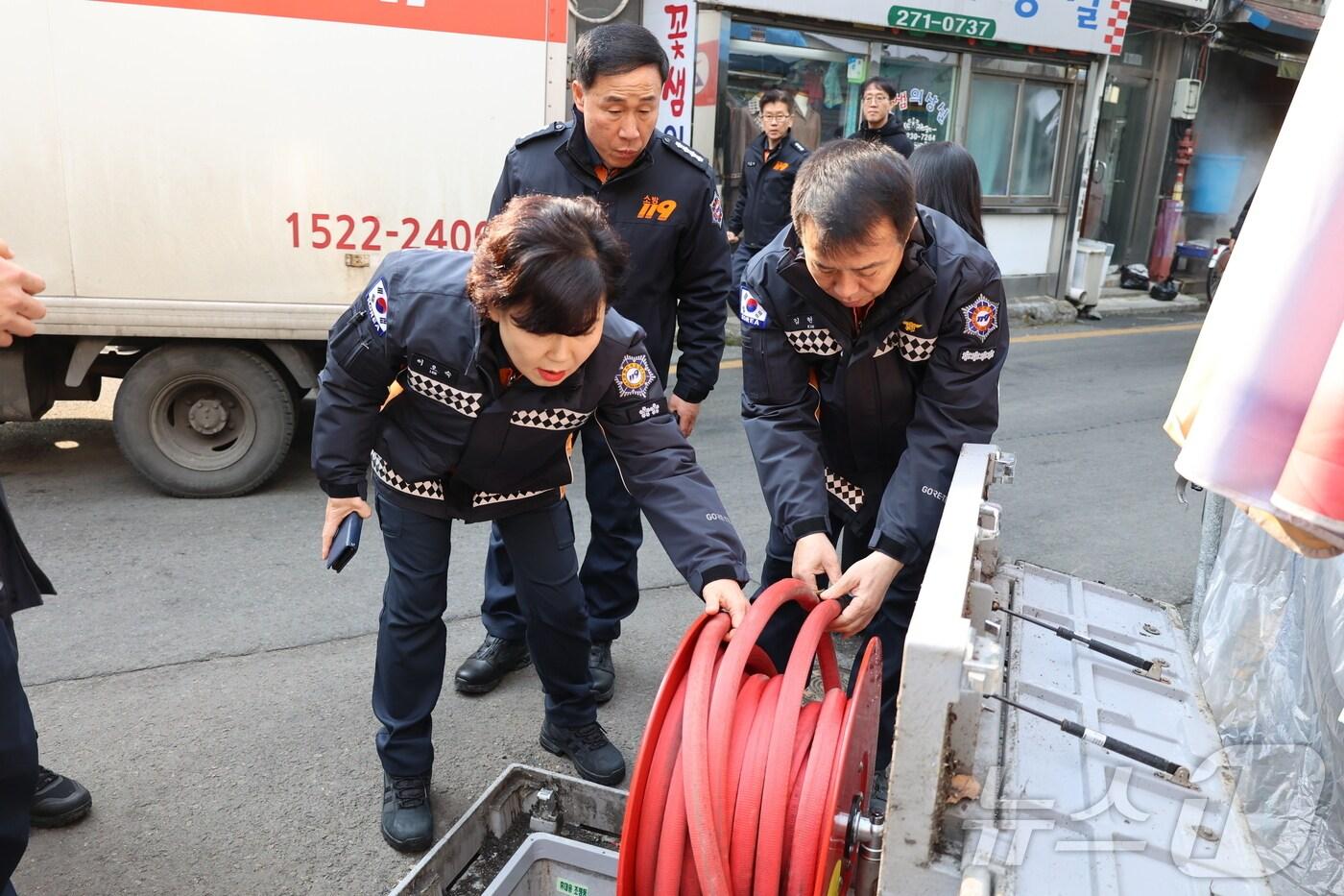 본문 이미지 - 22일 전북자치도소방본부가 설 연휴를 대비해 전주시 신중앙시장에서 화재 예방점검을 실시했다.(전북소방 제공) 2025.1.22/뉴스1