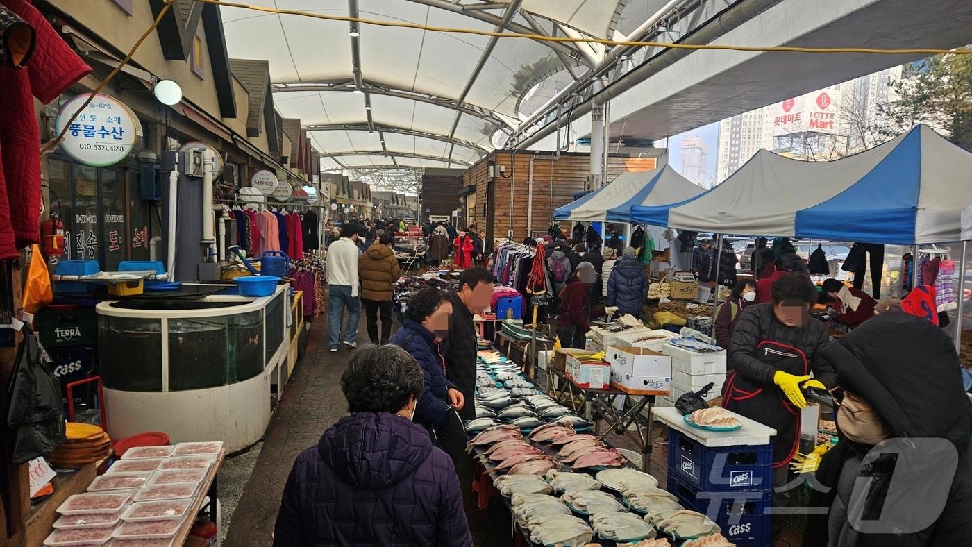 22일 오전 강원 춘천 풍물시장에 설 연휴 전 성수품을 사기 위해 시민들이 가게를 둘러보고 있다.2025.1.22 한귀섭 기자