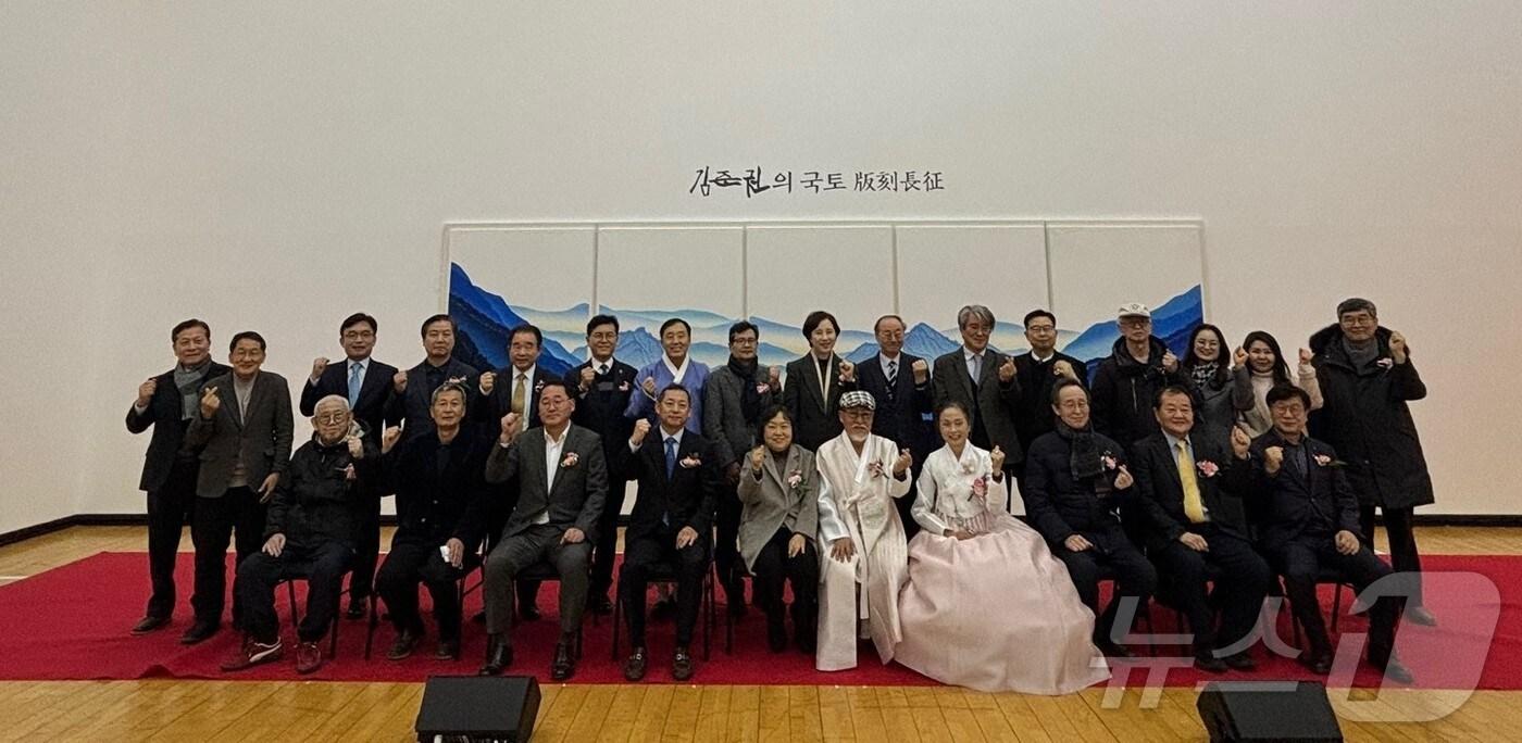  22일 전북자치도 전주시 소재 한국소리문의전당 전시장에서 김준권 목판화 작가의 특별전이 개막한 가운데 행사 참석자들이 기념 촬영을 하고 있다.&#40;전북자치도 제공&#41;/뉴스1 