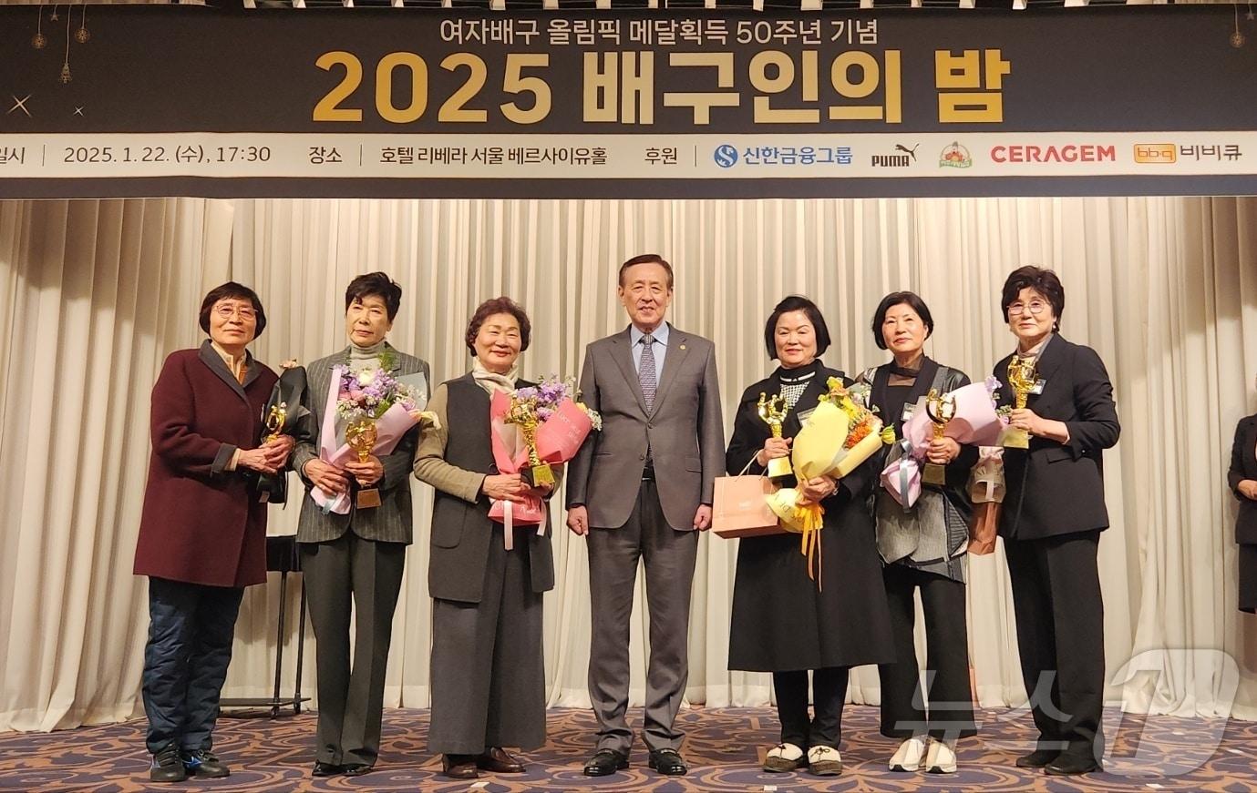 본문 이미지 - 1976 몬트리올 올림픽 여자배구에서 동메달을 획득했던 선수들이 메달 획득 50주년을 기념해서 특별공로패를 받았다. ⓒ News1 이재상 기자