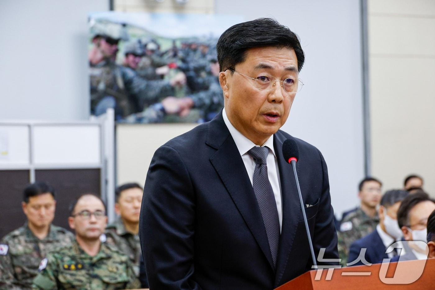 본문 이미지 - 홍장원 전 국가정보원 1차장이 지난달 22일 서울 여의도 국회에서 열린 윤석열 정부의 비상계엄 선포를 통한 내란 혐의 진상규명 국정조사 1차 청문회에 출석해 질의에 답하고 있다./뉴스1 ⓒ News1 안은나 기자