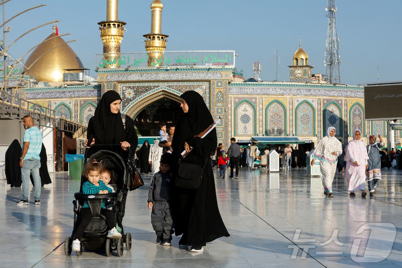 지난해 11월5일(현지시간) 이라크 카르발라의 이맘 압바스를 걷는 여성들. ⓒ 로이터=뉴스1 ⓒ News1 김예슬 기자