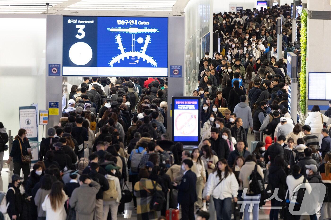 인천국제공항 1터미널 출국장이 이용객들로 붐비고 있다. 2025.1.23/뉴스1 ⓒ News1 이승배 기자