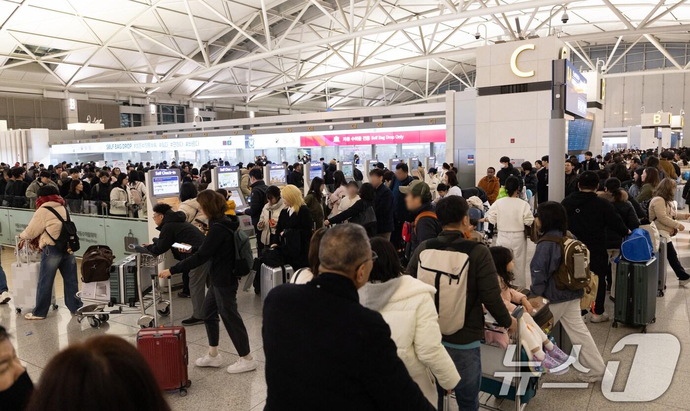 인천국제공항 1터미널 출국장이 이용객들로 붐비고 있다. 2025.1.23/뉴스1 ⓒ News1 이승배 기자