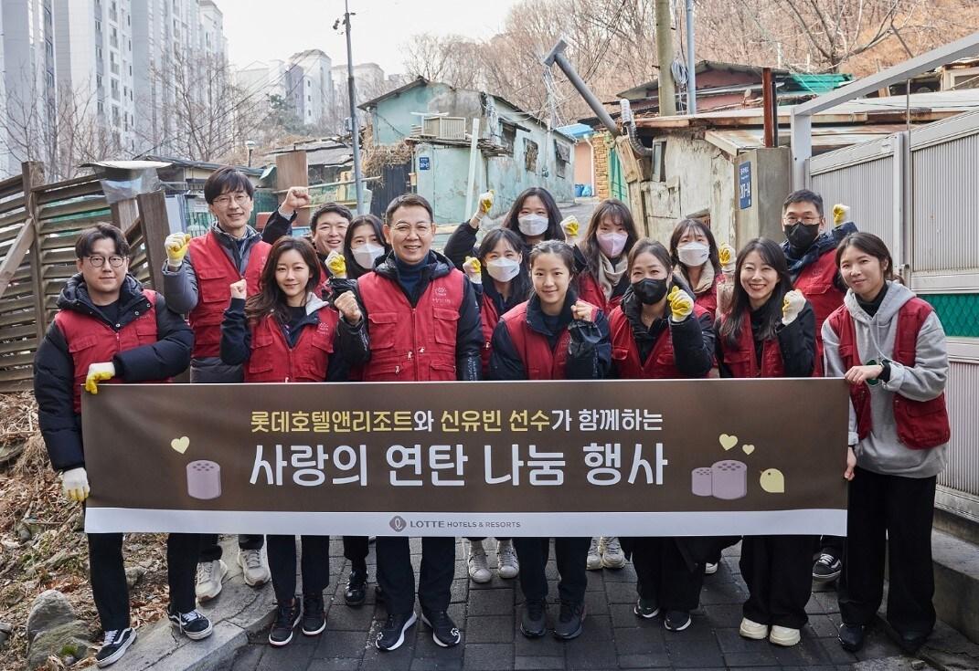 본문 이미지 - 22일 진행된 ‘신유빈 선수와 함께하는 사랑의 연탄 나눔’ 행사에서 롯데호텔 글로벌 앰배서더 신유빈 선수&#40;사진 왼쪽부터 네 번째&#41;와 정호석 롯데호텔앤리조트 대표이사&#40;세 번째&#41;를 비롯한 임직원이 함께 기념 촬영을 하고 있다. &#40;롯데호텔앤리조트 제공&#41;