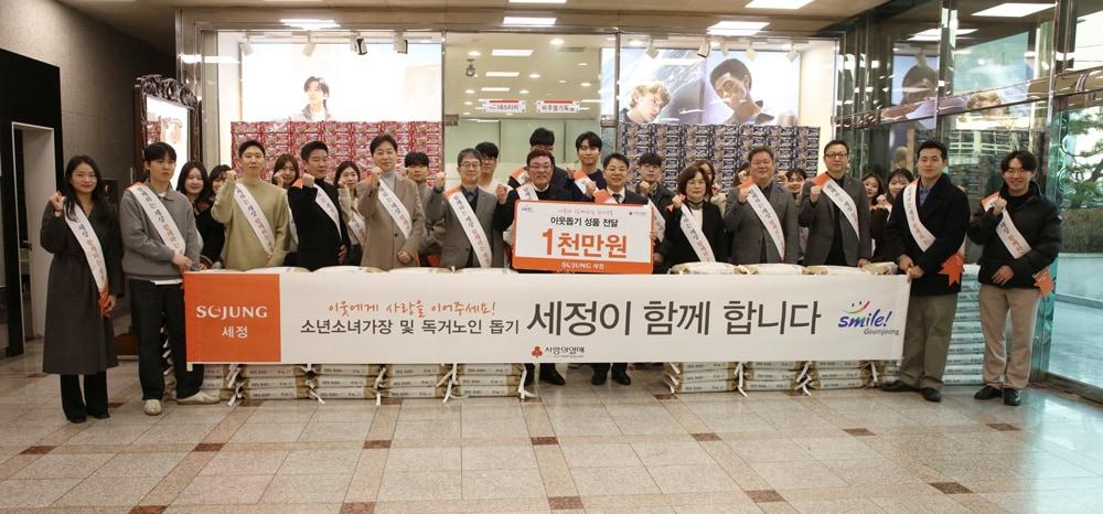 본문 이미지 - <em>22</em><em>일,세정</em><em> 박순호 회장</em><em>(가운데)</em><em>과 윤일현</em><em> 부산시</em><em>금정</em><em>구청장 외 임직원이 2025년 이웃돕기 성품 전달식 행사에서 기념촬영을 하고 있다.</em>(세정그룹제공)