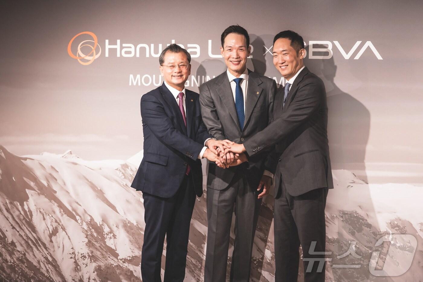 본문 이미지 - 한화생명과 SBVA가 21일(현지시간) 스위스에서 열린 세계경제포럼에서 AI 혁신을 위한 MOU를 체결했다. (사진 왼쪽부터) 한화생명 여승주 대표이사 부회장, 한화생명 김동원 CGO 사장, SBVA 이준표 대표이사가 MOU 체결 후 기념촬영을 하고 있다./사진제공=한화생명