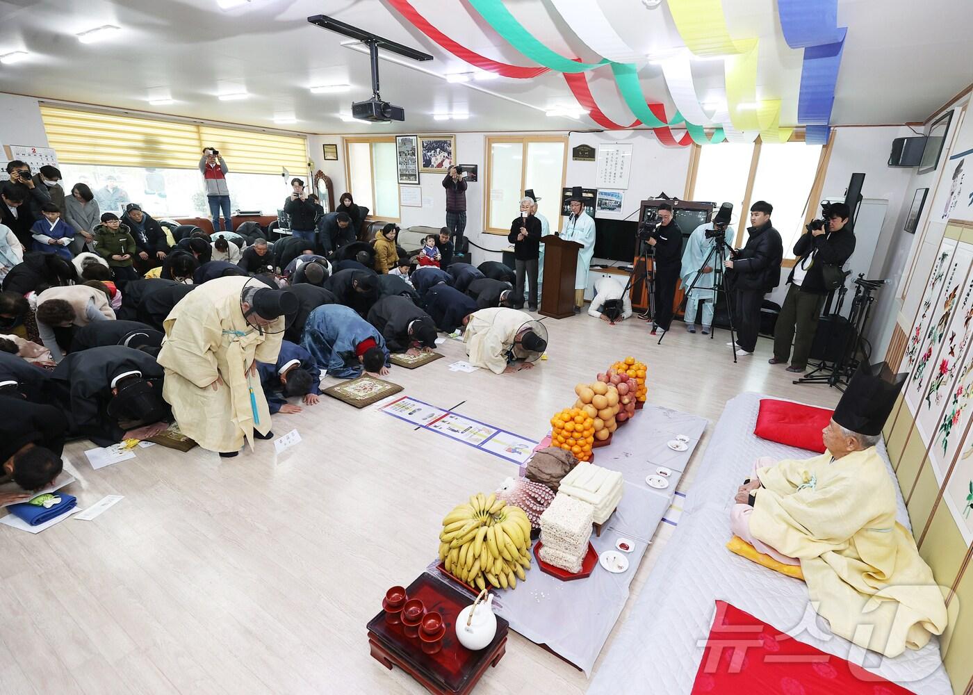 본문 이미지 - 지난해 설 연휴 강원 강릉시 성산면 위촌리 위촌전통문화전승회관에서 열린 &#39;위촌리 도배례&#39;행사 자료사진.&#40;강릉시 제공&#41;