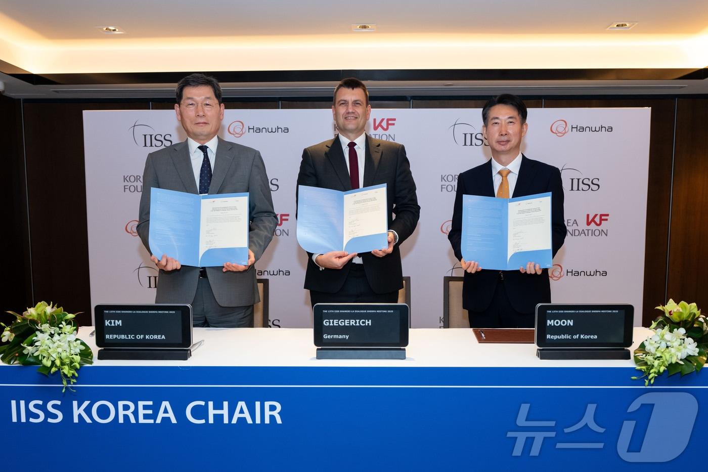  20일 싱가포르 샹그릴라호텔에서 진행된 ‘코리아 체어(Korea Chair∙한국 연구 석좌직)’ 신설 서명식에서 참석자들이 기념사진을 촬영하고 있다. (왼쪽부터) 한국국제교류재단(KF) 김기환 이사장, 국제전략문제연구소(IISS) 기거리히 소장, 한화에어로스페이스 문지훈 부사장.(한화에어로 제공)