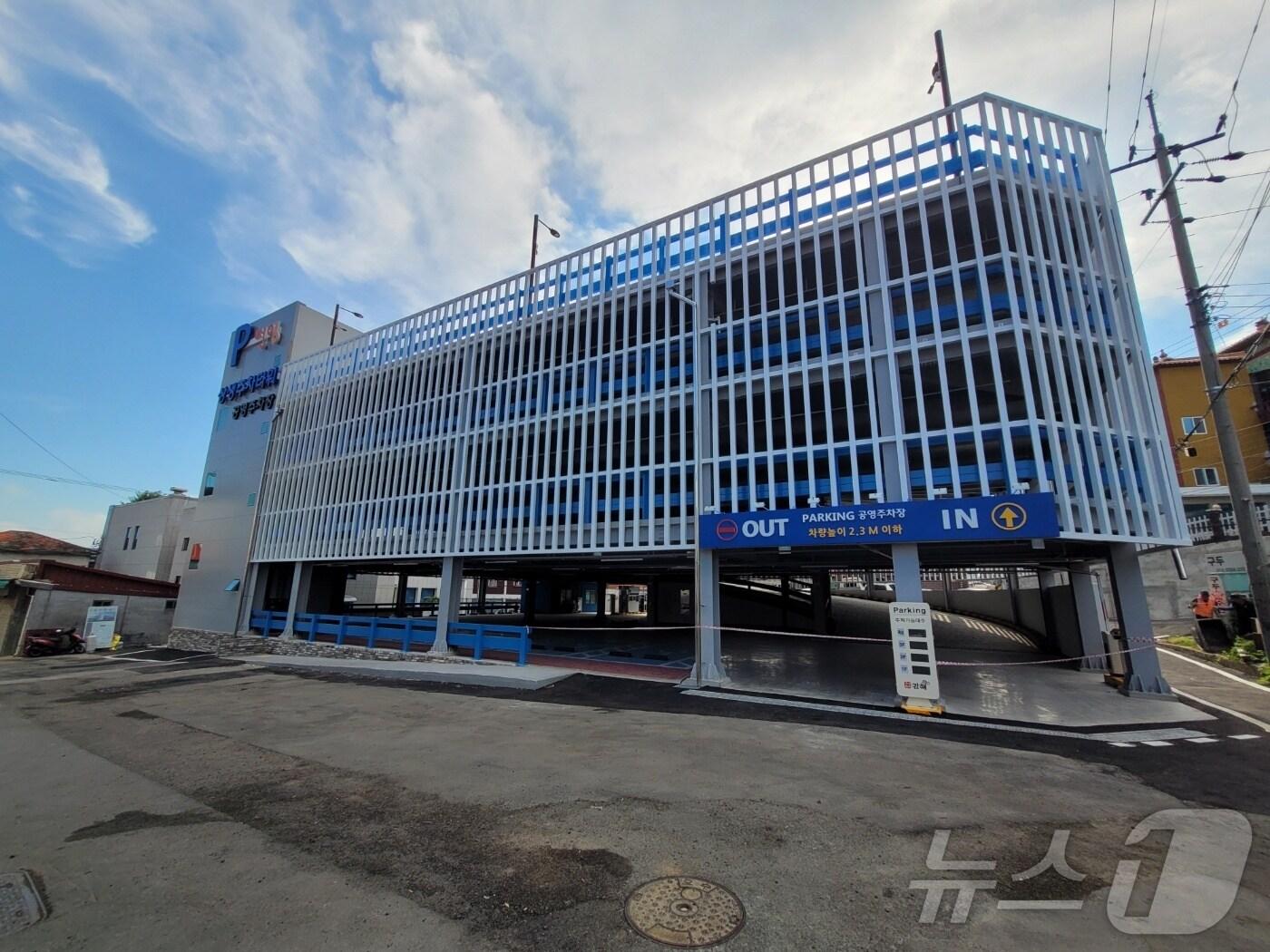 본문 이미지 - 김해시가 설 당일인 29일 공영주차장을 무료 개방한다. 사진은 진영 공영주차장 모습.&#40;김해시 제공&#41;