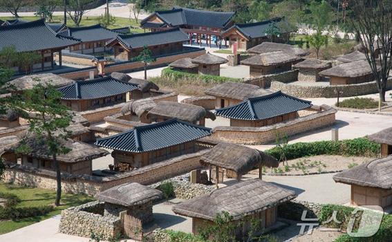 본문 이미지 - 부여기와마을 전경.(부여군 제공)/뉴스1