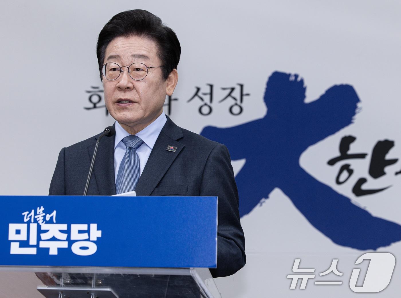 본문 이미지 - 이재명 더불어민주당 대표가 23일 오전 서울 여의도 국회에서 신년기자회견을 하고 있다. 2025.1.23/뉴스1 ⓒ News1 이재명 기자