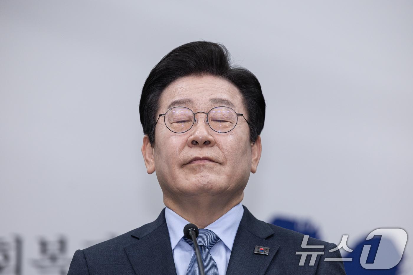 이재명 더불어민주당 대표가 23일 오전 서울 여의도 국회에서 열린 신년기자회견에서 취재진 질문을 듣고 있다. 2025.1.23/뉴스1 ⓒ News1 이재명 기자