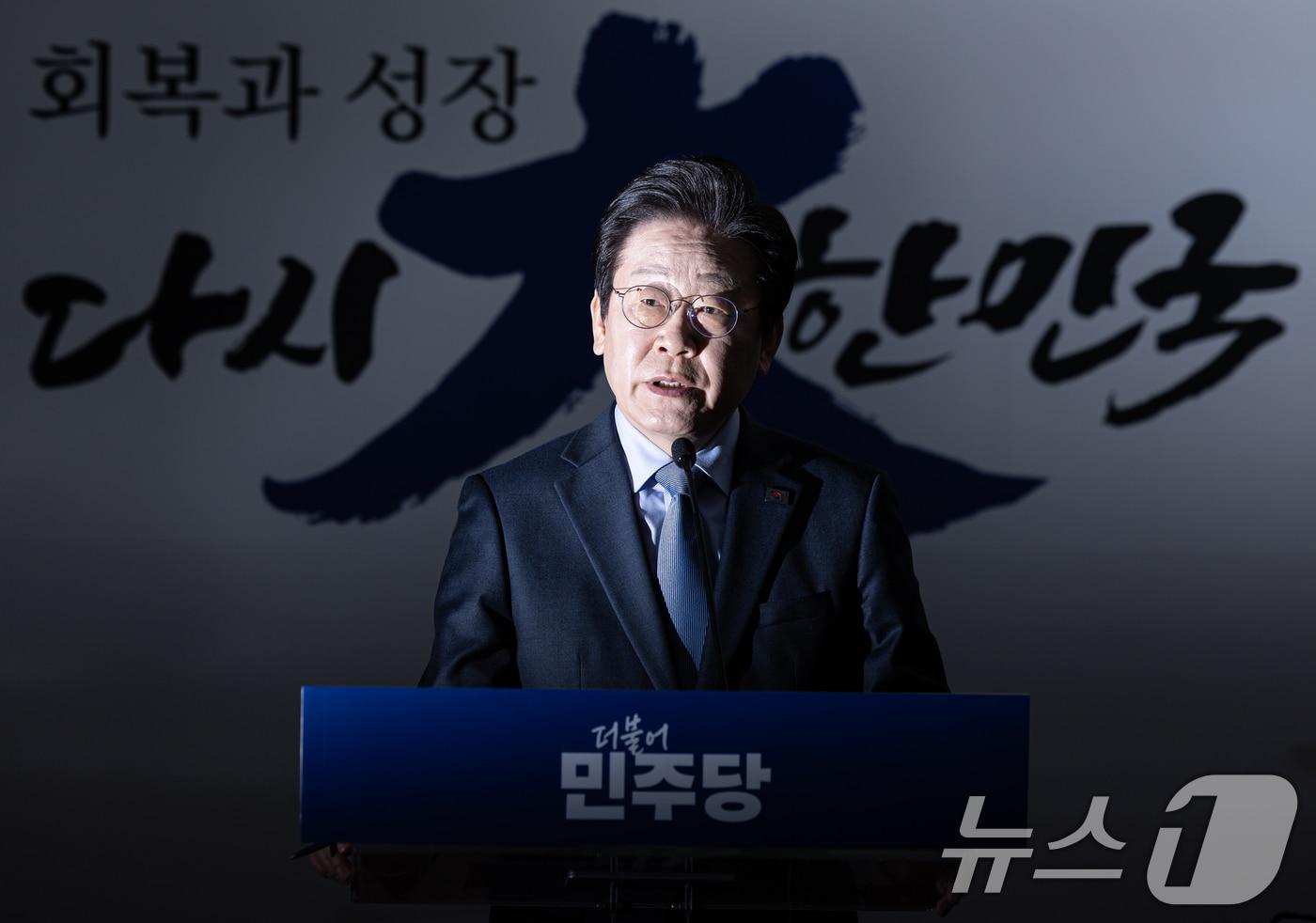 본문 이미지 - 이재명 더불어민주당 대표가 23일 오전 서울 여의도 국회에서 열린 신년기자회견에서 취재진 질문에 답변하고 있다. 2025.1.23/뉴스1 ⓒ News1 이재명 기자