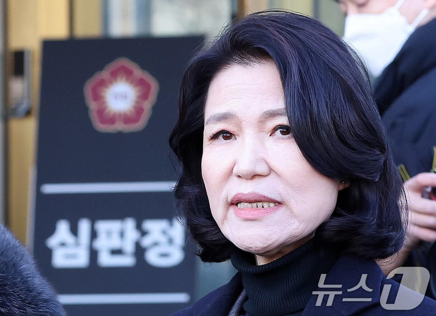 본문 이미지 - 이진숙 방송통신위원장이 23일 서울 종로구 헌법재판소에서 열린 탄핵심판 사건 선고를 마친 뒤 심판정을 나서며 심경을 밝히고 있다. 헌재는 이날 이진숙 방송통신위원장에 대한 국회의 탄핵소추를 기각했다. 이 위원장은 즉시 직무에 복귀한다. 2025.1.23/뉴스1 ⓒ News1 박지혜 기자