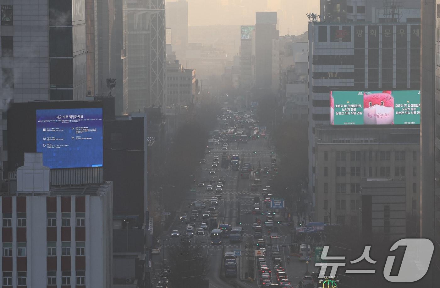 미세먼지의 공습이 사흘째 이어지고 있는 23일 오전 서울시교육청에서 바라본 도심이 뿌옇게 보이고 있다. 2025.1.23/뉴스1 ⓒ News1 이동해 기자