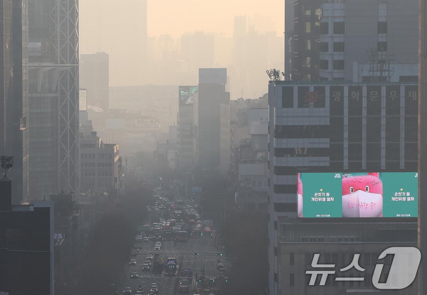 미세먼지의 공습이 사흘째 이어지고 있는 23일 오전 서울시교육청에서 바라본 도심이 뿌옇게 보이고 있다. 2025.1.23/뉴스1 ⓒ News1 이동해 기자
