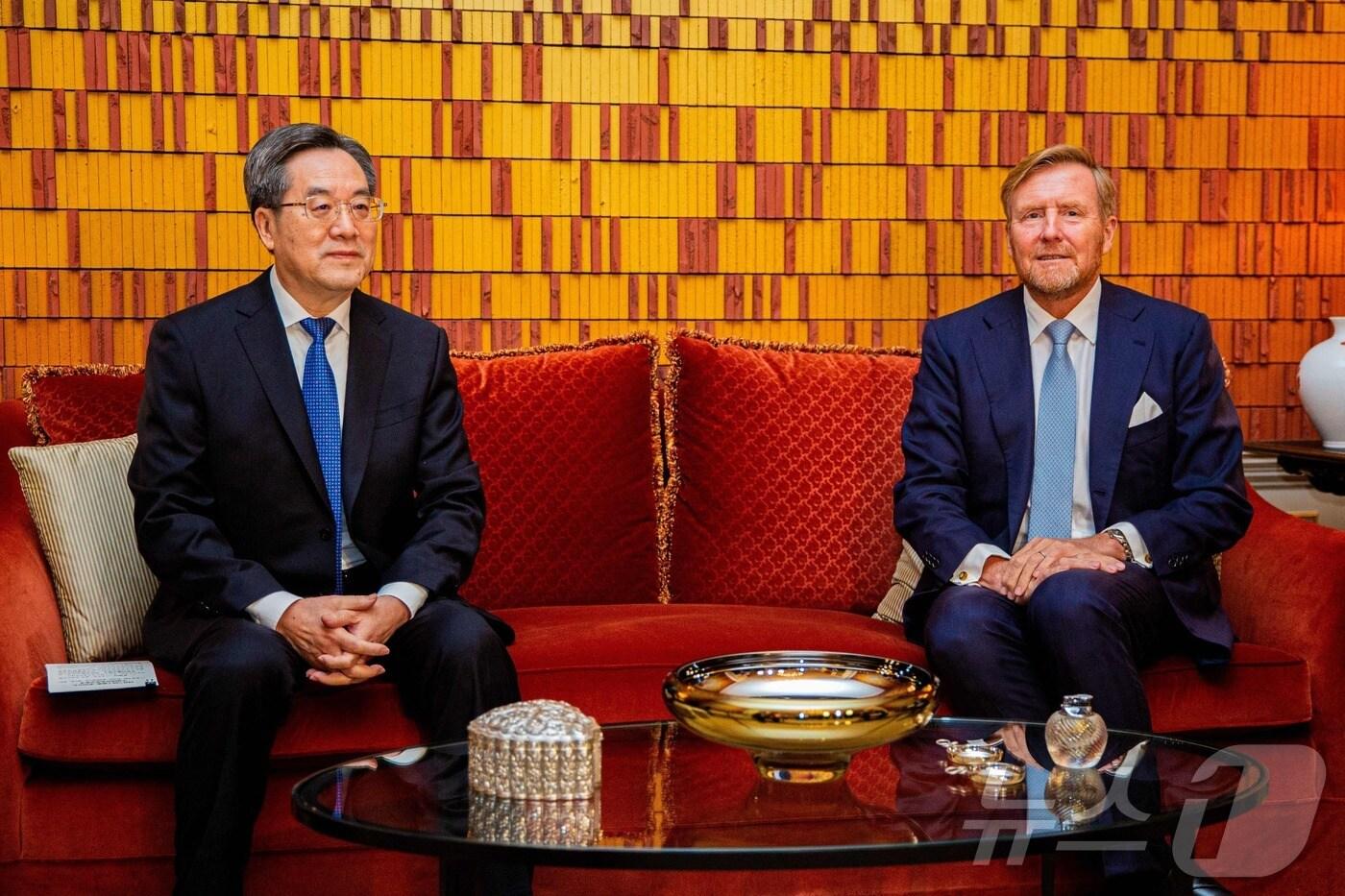 빌럼 알렉산더르 네덜란드 국왕이 22일(현지시간) 헤이그에 있는 하우스 텐보스 궁전을 방문한 딩쉐샹 중국 국무원 부총리를 접견하고 있다. 2025.01.23 ⓒ AFP=뉴스1 ⓒ News1 우동명 기자