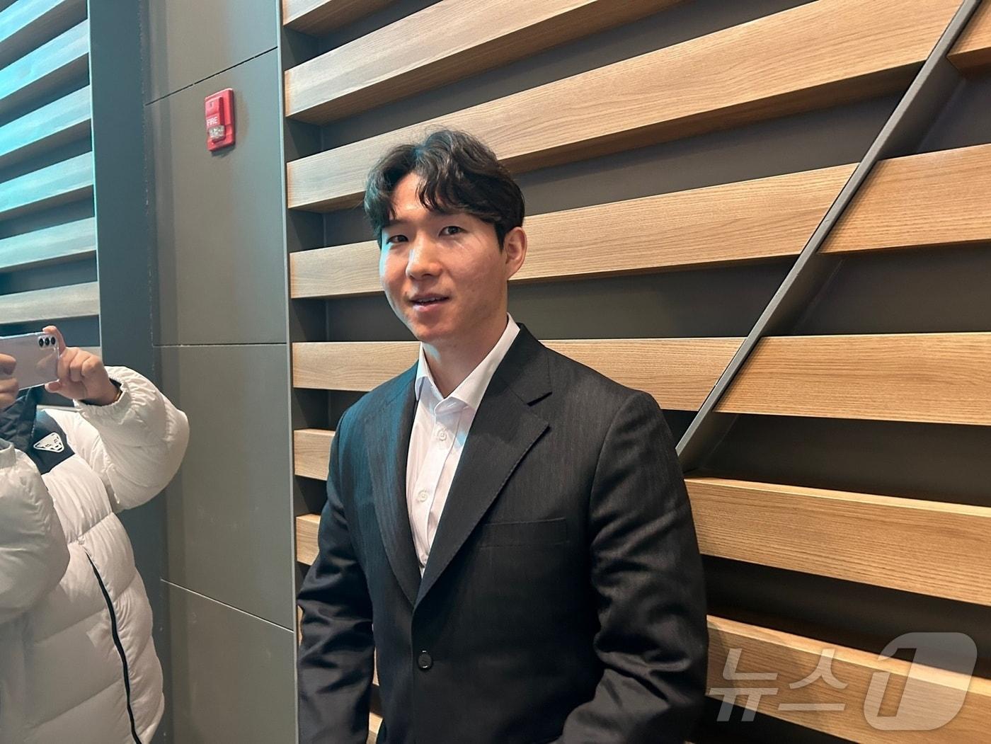 본문 이미지 -  23일 미국 플로리다주 스프링캠프 출국을 앞두고 인천공항에서 만난 SSG 랜더스 유격수 박성한. 2025.1.23/뉴스1 ⓒ News1 문대현 기자