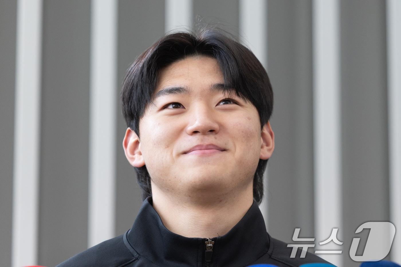 KIA 타이거즈 김도영이 23일 오전 인천국제공항에서 스프링캠프 훈련 참가를 위해 출국 전 취재진과 인터뷰하고 있다. KIA 타이거즈는 미국 캘리포니아에서 오는 25일부터 3월5일까지 스프링캠프 훈련을 실시힌다. 2025.1.23/뉴스1 ⓒ News1 이승배 기자