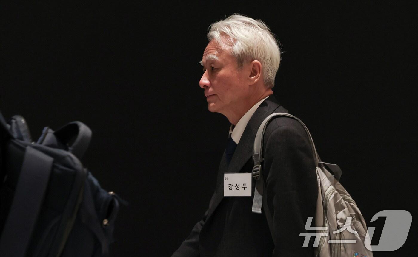 강성두 영풍 사장이 23일 오전 서울 용산구 그랜드하얏트 서울에서 열린 고려아연 임시주주총회가 지연되자 주총장을 나서고 있다. 이번 주주총회는 오전 9시에 시작될 예정이었으나 위임장 확인 절차가 지연되면서 개회가 늦어지고 있다. (공동취재) 2025.1.23/뉴스1 ⓒ News1 민경석 기자