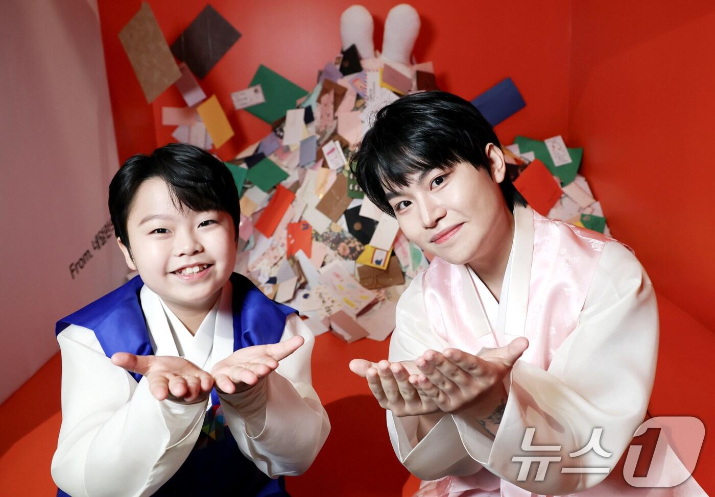 트로트 가수 황민우, 황민호(왼쪽) 형제가 한복을 곱게 차려입고 설 인사를 전하고 있다. ⓒ News1 권현진 기자