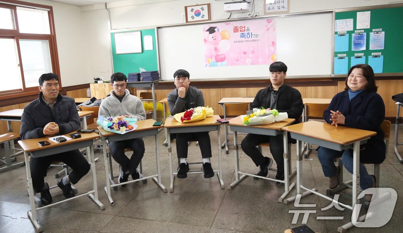 23일 오전 제주시 봉개동 대기고등학교에서 이날 졸업하는 세쌍둥이와 부모님이 인터뷰를 하고 있다. 왼쪽부터 아버지 박영호 씨, 셋째 박찬호 군, 첫째 박찬승 군, 둘째 박찬영 군, 어머니 김숙희 씨. 2025.1.23/뉴스1 ⓒ News1 오현지 기자