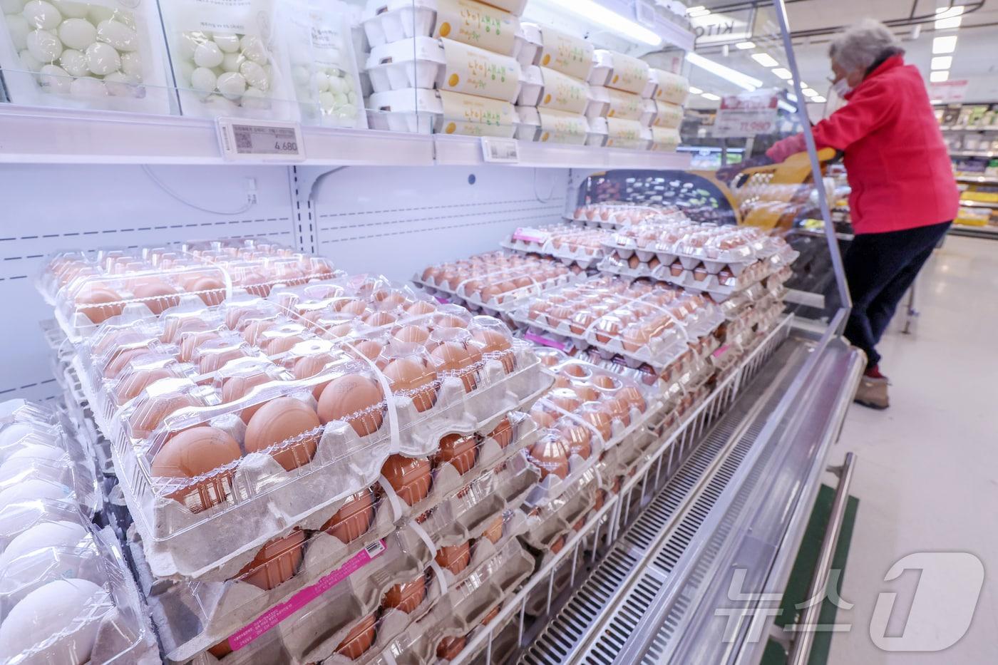 서울의 한 대형마트에서 시민들이 달걀을 구입하고 있다. 사진은 기사내용과는 관계없음. 2025.1.23/뉴스1 ⓒ News1 민경석 기자
