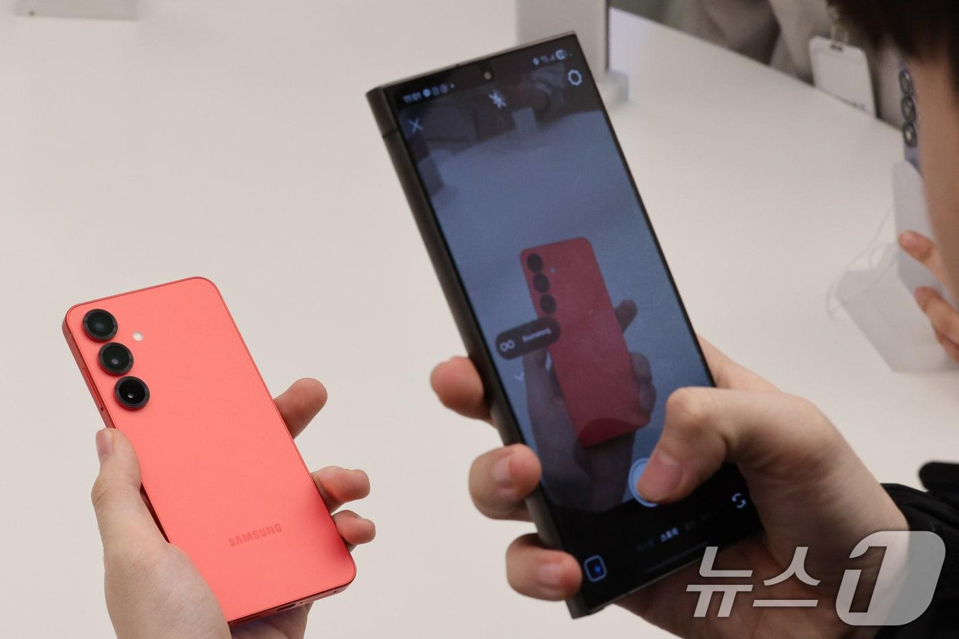 23일 서울 서초구 삼성스토어 삼성강남에서 고객들이 삼성전자의 최신 스마트폰 갤럭시 S25 시리즈를 살펴보고 있다. 2025.1.23/뉴스1 ⓒ News1 신웅수 기자