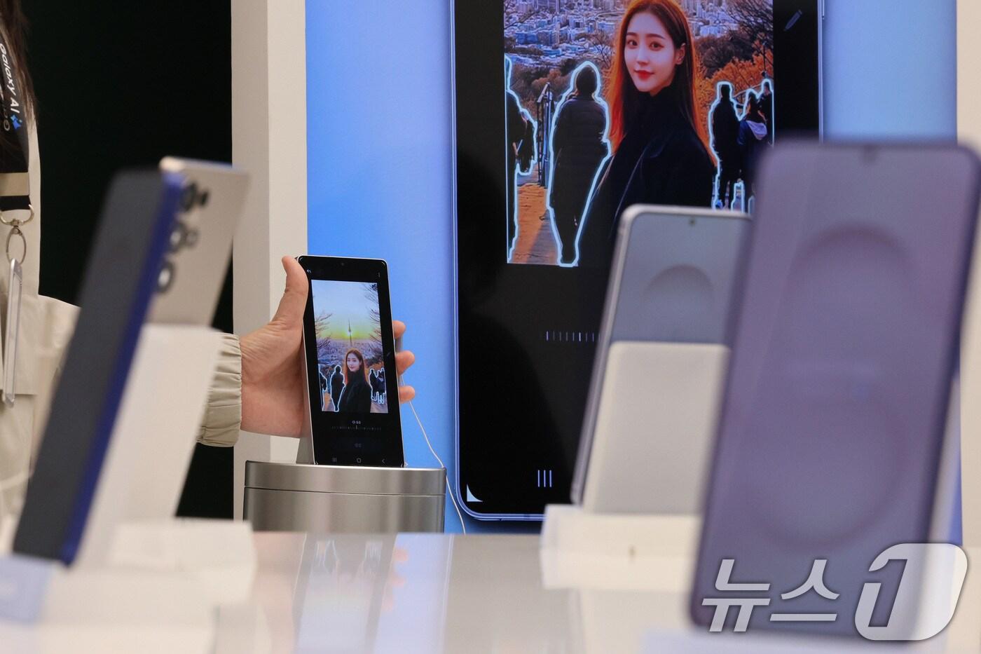 23일 서울 서초구 삼성스토어 삼성강남에서 고객들이 삼성전자의 최신 스마트폰 갤럭시 S25 시리즈를 살펴보고 있다. 2025.1.23/뉴스1 ⓒ News1 신웅수 기자