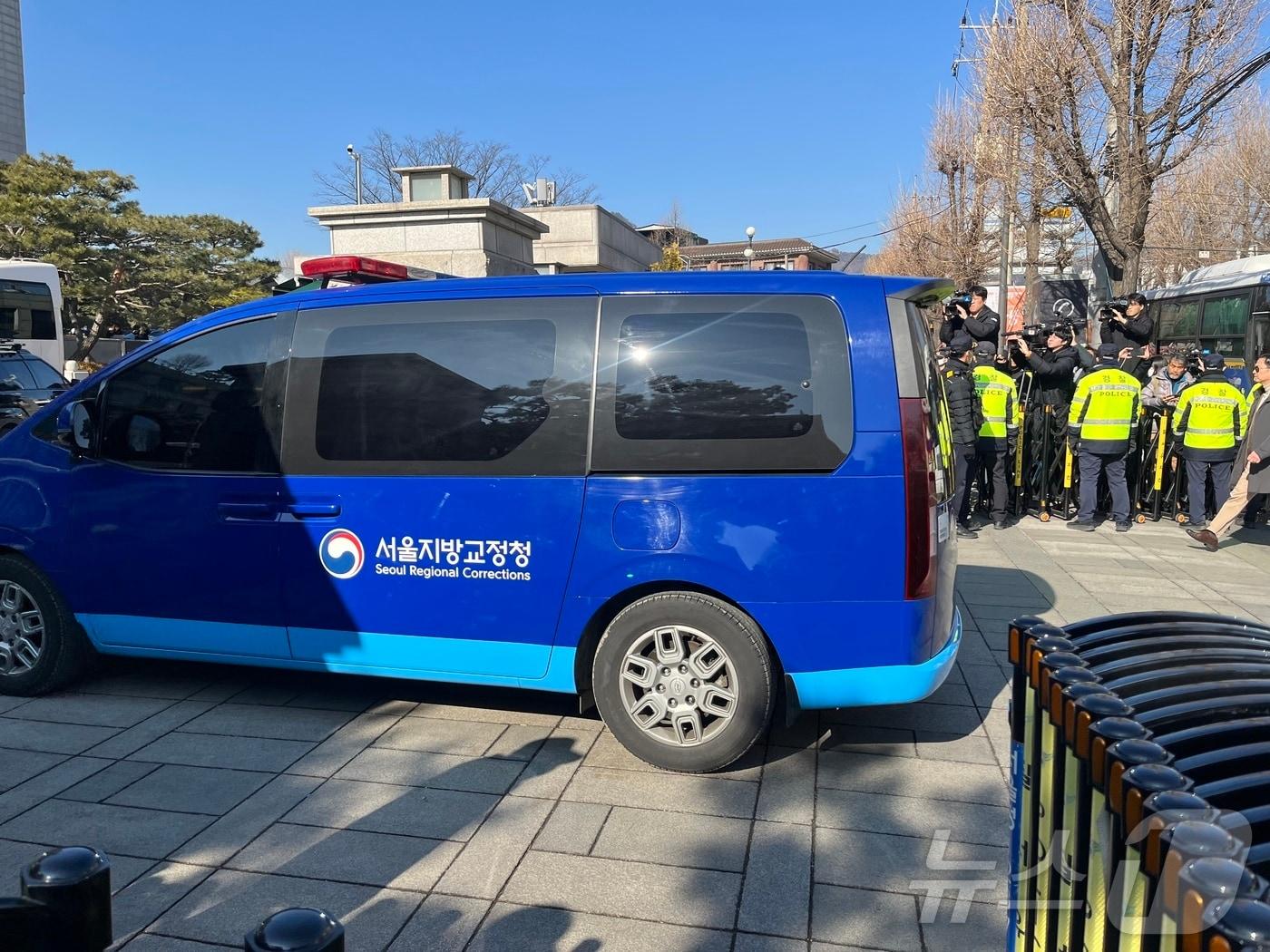 본문 이미지 - 23일 오후 12시 47분쯤 윤석열 대통령을 태운 법무부 호송차량이 헌법재판소에 도착한 모습. 2025.01.23/뉴스1ⓒ 뉴스1 김종훈 기자 ⓒ News1 김종훈 기자