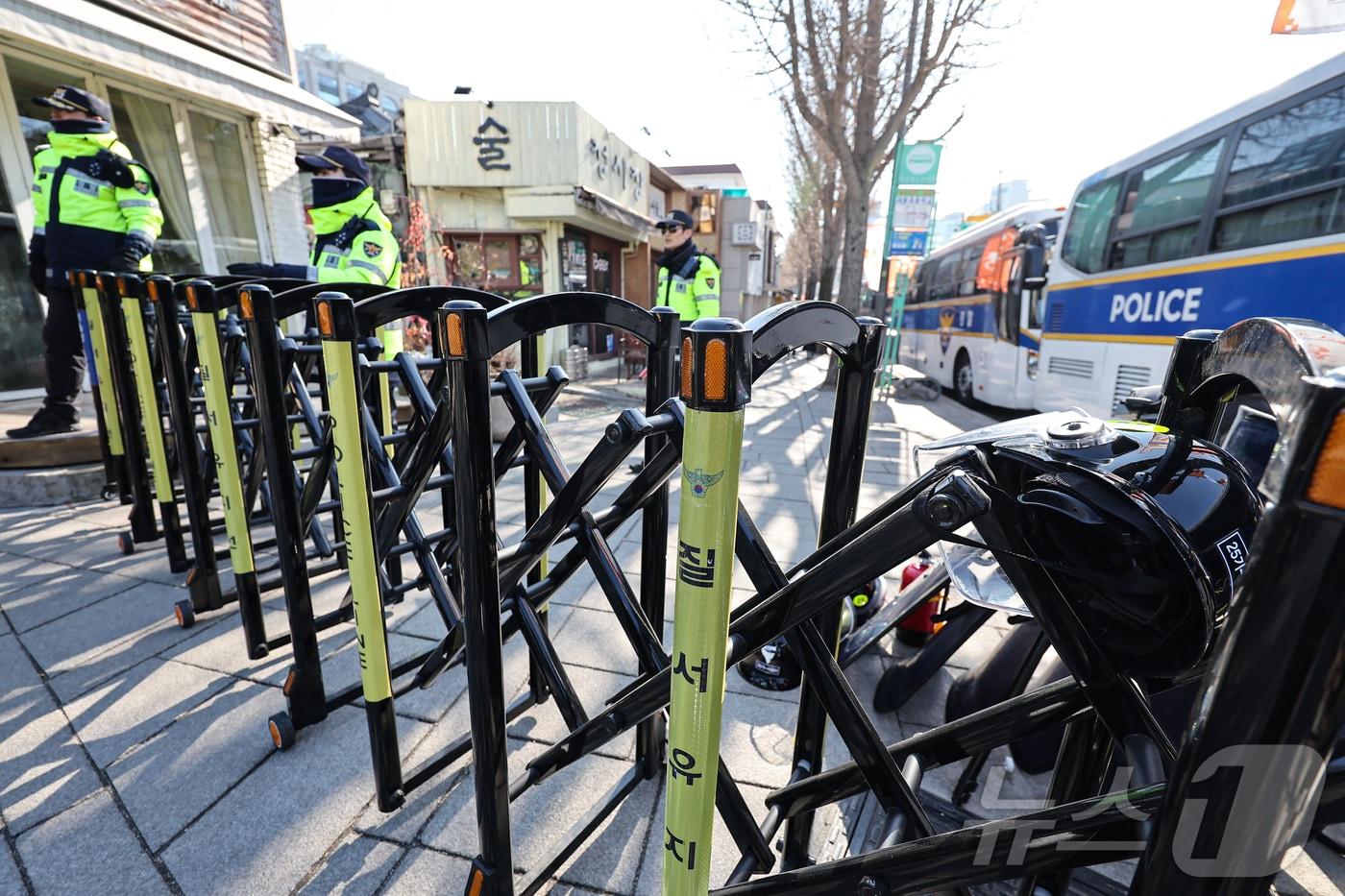 윤석열 대통령 탄핵 심판 4차 변론기일이 열리는 23일 서울 종로구 헌법재판소 인근에서 경찰들이 시민들의 통행을 통제하고 있다. 윤 대통령 측이 앞으로 예정된 탄핵심판 변론을 모두 출석할 것을 밝힘에 따라 헌법재판소 인근 북촌은 관광객, 시민들이 통행에 불편을 겪을 것으로 예상된다. 2025.1.23/뉴스1 ⓒ News1 김도우 기자