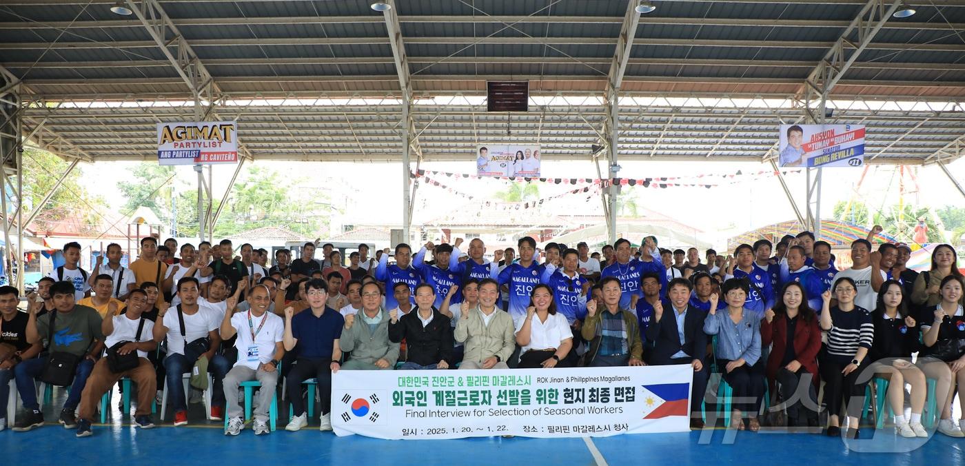 전북자치도 진안군이 외국인 계절근로자 도입을 위해 필리핀의 협약 체결 3개 지자체에서 현지 최종 면접을 실시하고 있다.(진안군제공)2025.1.23/뉴스1