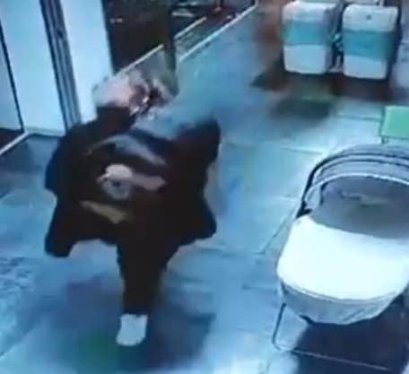 본문 이미지 - 21일(현지시간) 이탈리아 남부 코센차의 한 병원에서 로사 베스파(51)가 신생아를 납치하는 장면. (사진은 라리퍼블리카 영상 갈무리)