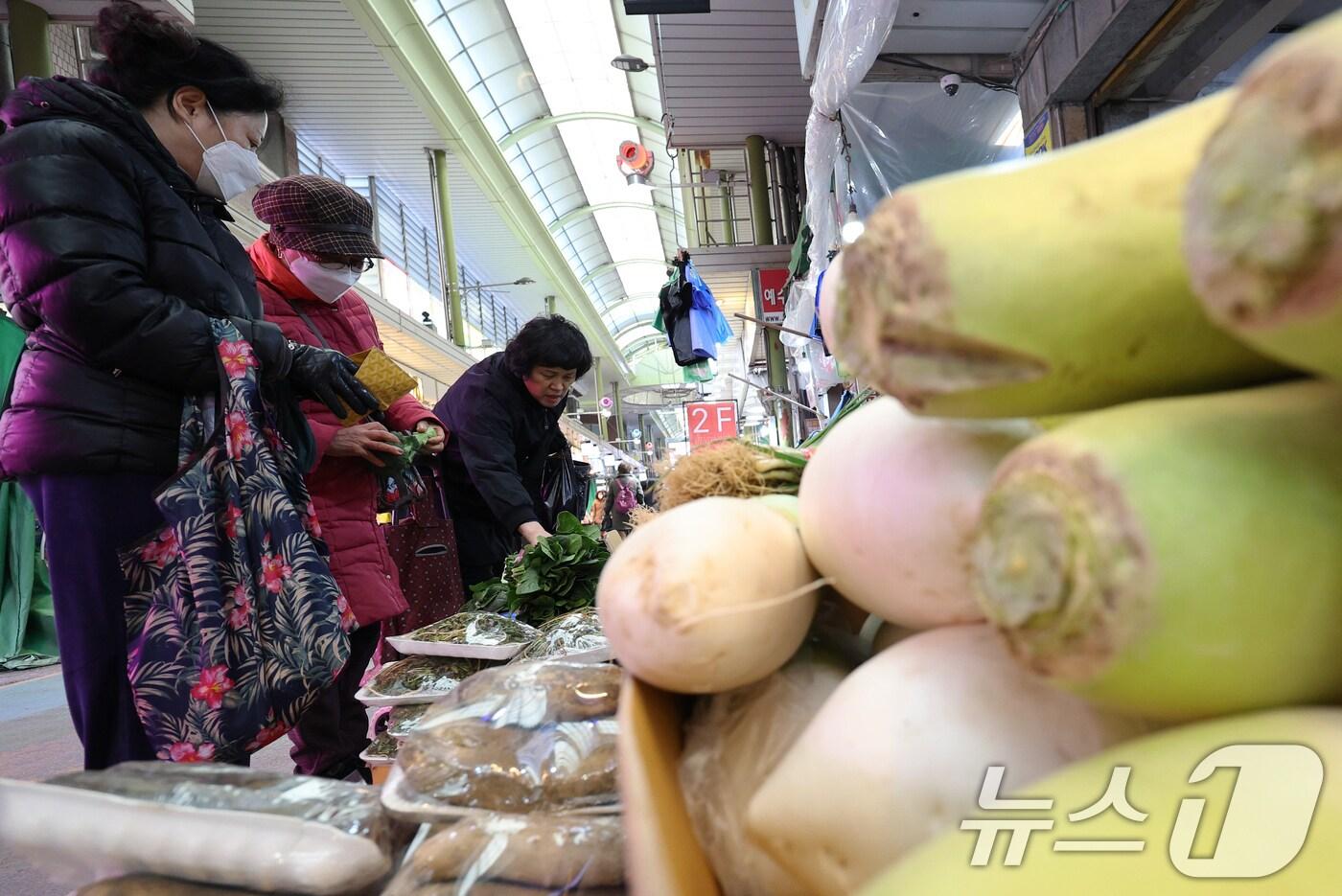 설 연휴를 앞둔 23일 오후 서울 마포구 망원시장을 찾은 시민들이 명절 제수용품을 구매하고 있다.&#40;사진은 기사 내용과 무관함&#41;  2025.1.23/뉴스1 ⓒ News1 장수영 기자