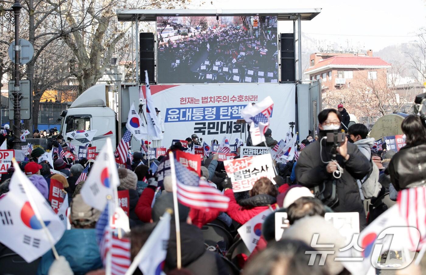 본문 이미지 - 윤석열 대통령 탄핵 심판 4차 변론이 열리는 23일 오후 서울 종로구 헌법재판소 인근에서 윤 대통령 지지자들이 피켓을 들고 구호를 외치고 있다. 2025.1.23/뉴스1 ⓒ News1 사진공동취재단