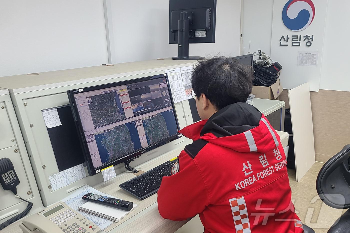 남부지방산림청 영덕국유림관리소는 최근 건조한 날씨로 산불 위험이 증가함에 따라 24일부터 5월15일까지 산림재난상황실을 운영한다고 23일 밝혔다. (영덕국유림관리소제공) 2025.1.23/뉴스1 
