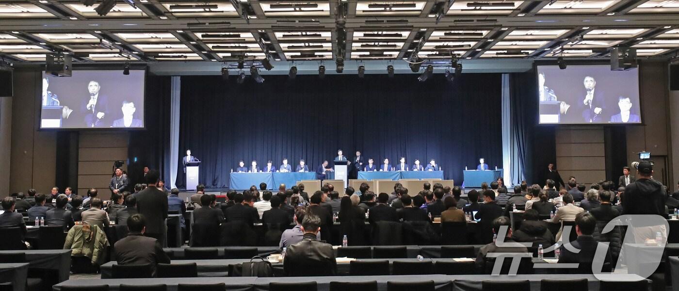 본문 이미지 - 박기덕 고려아연 대표이사가 23일 오후 서울 용산구 그랜드하얏트 서울에서 열린 임시주주총회에서 개회를 선언하고 있다. .(공동취재) 2025.1.23/뉴스1 ⓒ News1 민경석 기자