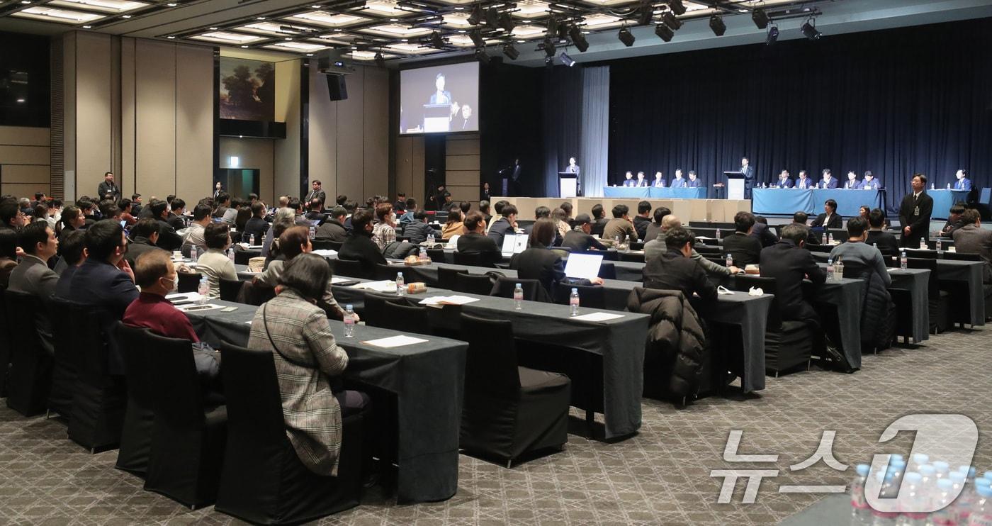 본문 이미지 - 박기덕 고려아연 대표이사가 23일 오후 서울 용산구 그랜드하얏트 서울에서 열린 임시주주총회에서 개회를 선언하고 있다. (공동취재) 2025.1.23/뉴스1 ⓒ News1 민경석 기자