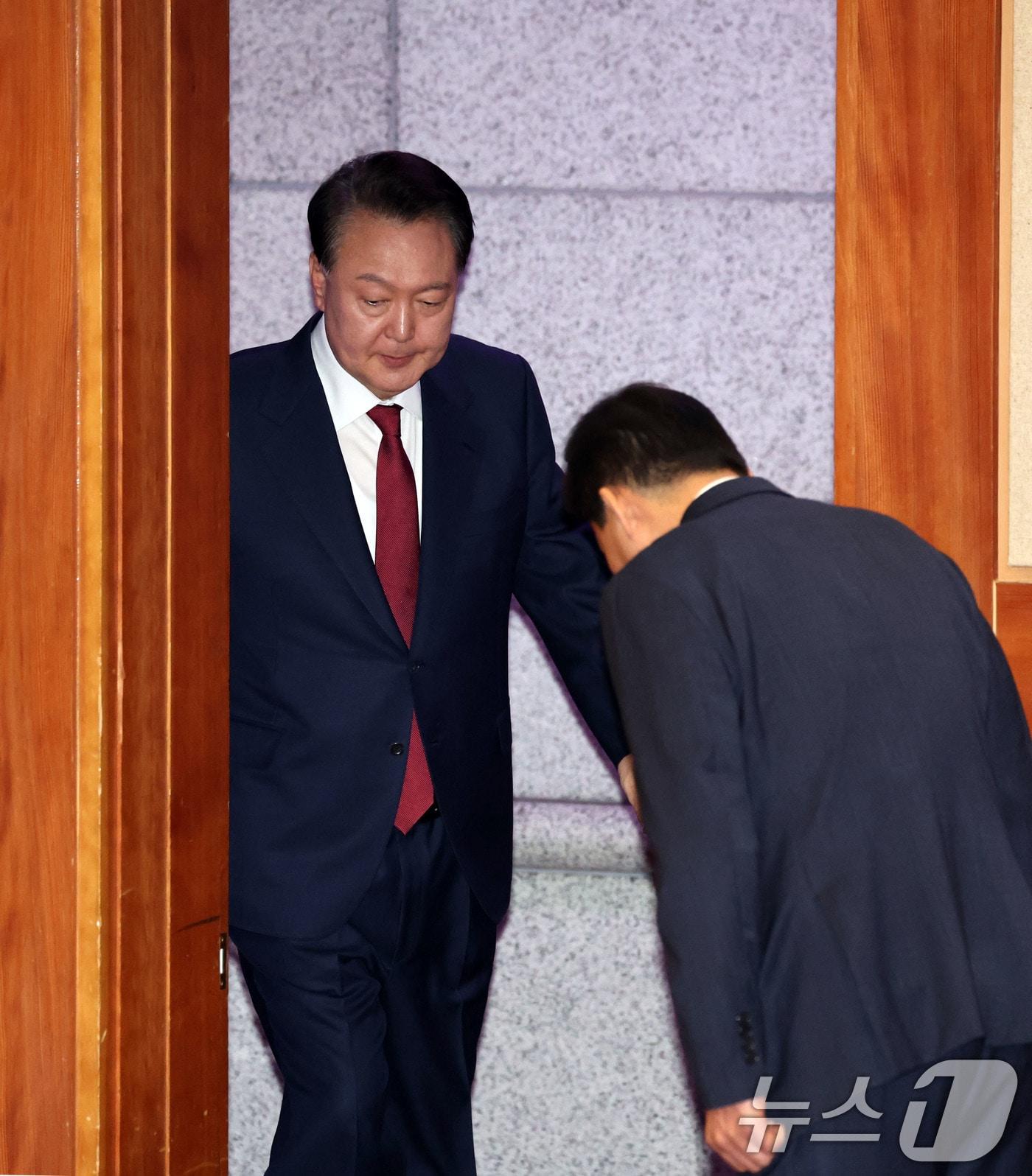 본문 이미지 - 윤석열 대통령이 23일 오후 서울 종로구 헌법재판소 대심판정에서 열린 탄핵심판 4차 변론기일에 출석하고 있다. 2025.1.23/뉴스1 ⓒ News1 사진공동취재단