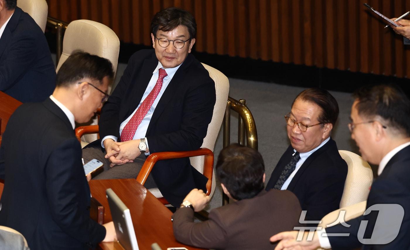 본문 이미지 - 국민의힘 권영세 비상대책위원장과 권성동 원내대표가 23일 오후 서울 여의도 국회 본회의장에서 열린 서울서부지방법원 불법적 폭동사태 관련 긴급현안질문에서 동료 의원들과 대화하고 있다. 2025.1.23/뉴스1 ⓒ News1 김민지 기자