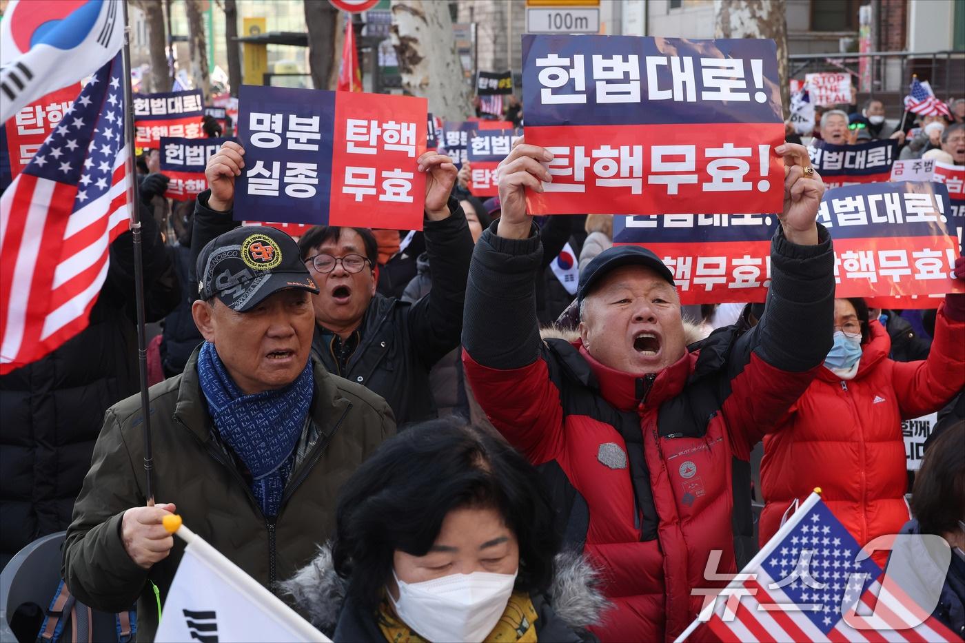 본문 이미지 - 윤석열 대통령 탄핵 심판 4차 변론기일인 23일 오후 서울 종로구 헌법재판소 인근에서 지지자들이 피켓을 들고 구호를 외치고 있다. 2025.1.23/뉴스1 ⓒ News1 사진공동취재단